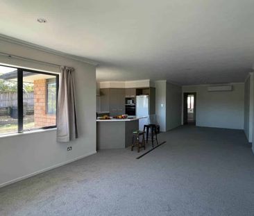 Spacious 4-Bedroom Family Home - Photo 5