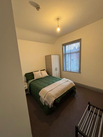 Room 3, 5 St Vincent Avenue - Photo 3