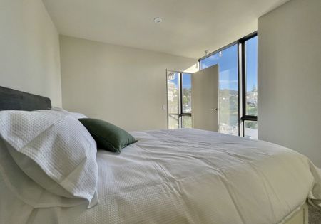 Stylish One Bedroom, One Bathroom Apartment with Balcony - Photo 3