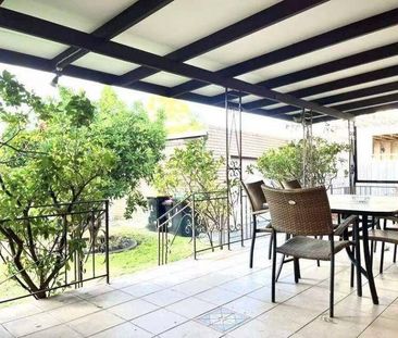 4-Bed Sun-Soaked Convenient Living in Moorabbin - Photo 2