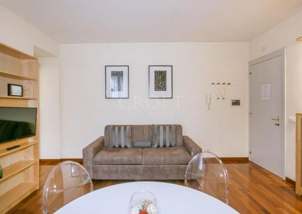 Spanish Steps .Charming two-room apartment with balcony and views over the rooftops of Rome . In residence with dayluy cleaning , A/C wifi , consierge. Rif #1948