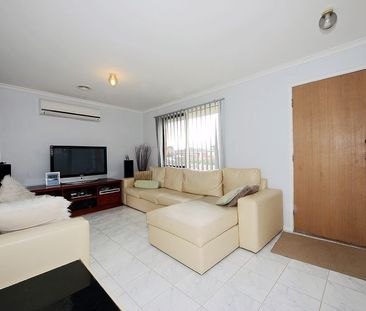 Comfort & Convenience at 4 Squatter Court, Werribee! - Photo 4