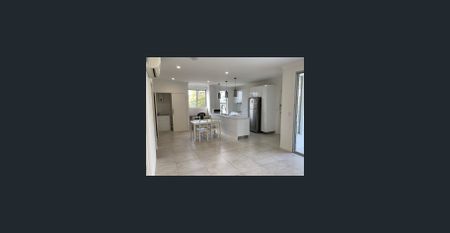 Don't miss out this fabulous partially furnished apartment with great location! - Photo 4