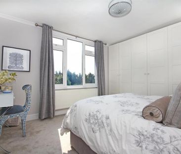 3 bedroom flat to rent - Photo 4
