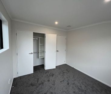 MODERN, SECURE & MINUTES TO THE AIRPORT! - Photo 2