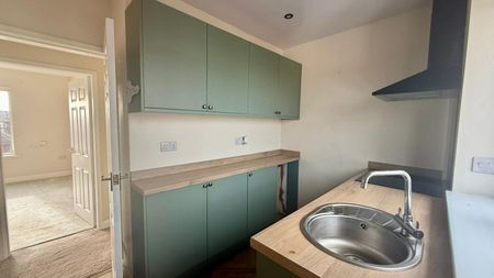 3 bedroom Flat To Let - Photo 3