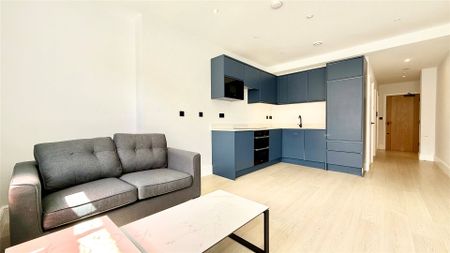 2 bedroom Flat in Station Road, Reading - Photo 2