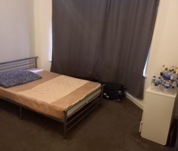 1 bedroom in a house share to rent - Photo 2