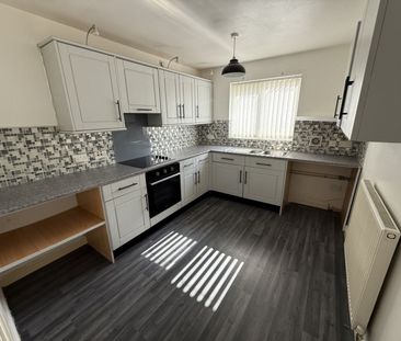 3 bed Town House - To Let - Photo 3