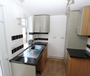2 bedroom end of terrace house to rent - Photo 2
