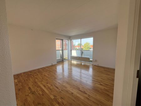 Skøn 3 vær. lejlighed på 81 m2 med stor syd/vestvendt altan. - Photo 2