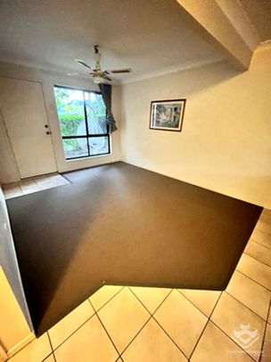 Fully Furnished 3-Bedroom Townhouse with New Carpet in Sunnybank Mead - Photo 1