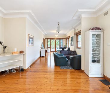Spacious 4-Bedroom Family Home | Furniture Optional | Prime Eastwoo... - Photo 2