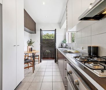 Stylish Art Deco Living – 57sqm Apartment with Garage in a Prime So... - Photo 5