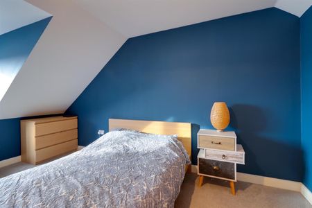 A 4 Bedroom House in Newdawn Place, Cheltenham - Photo 4