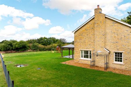 4 bedroom detached house to rent - Photo 3