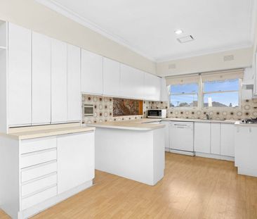 Retro Gem - Refurbished Three Bedroom Home - Photo 5