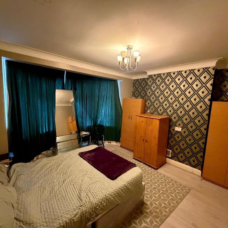 4 Bed Detached House, Royston Gardens, IG1 - Photo 2