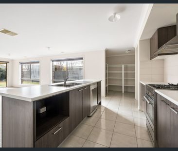 Charming Family Home in Killara Awaits! - Photo 1