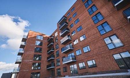 Stor 5-værelses lejlighed med 2 toiletter og flot udsigt over byen. Alt i hårde hvidevarer. Depotrum i kælderen. Lige ved transport og indkøb. - Photo 3