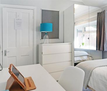 4 bedroom semi-detached house to rent - Photo 3