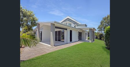 LARGE NEWLY RENOVATED FAMILY HOME IN HOPE ISLAND - Photo 3