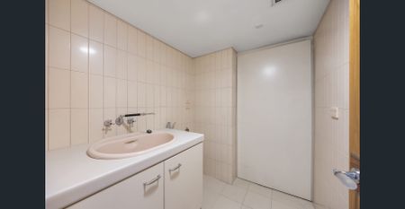 Two-Bedroom Apartment with Opera House Views, Parking & Premium Facilities - Photo 5