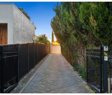 Executive Retreat in Prestigious Kensington Park - Photo 1