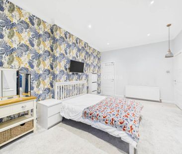 3 bedroom flat to rent - Photo 6