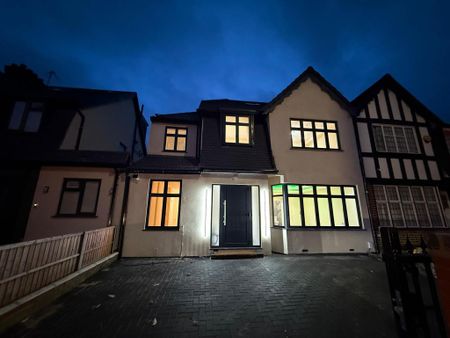 1 bedroom in a house share to rent - Photo 2