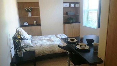 1 bedroom in a house share to rent - Photo 2