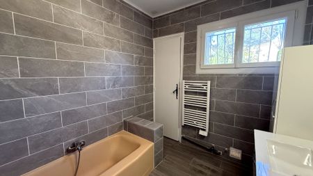 Haut de villa 4 pièce(s) 103.87 m2 avec terrain arboré, terrasse et garage, - Photo 3