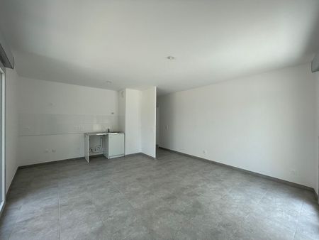 Appartement 3 pièces 65m2 MARSEILLE 9EME 1 079 euros - Photo 2