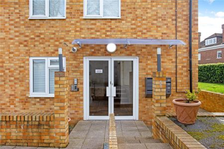 Portsmouth Road, Cobham, KT11 - Photo 3