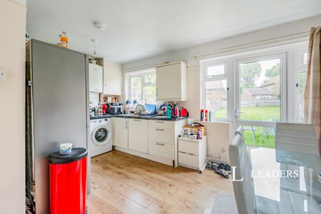 3 bedroom house to rent Knole Grove, East Grinstead, RH19 - Photo 5