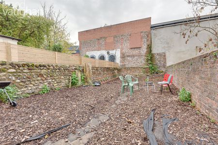 4 bedroom terraced house to rent - Photo 2