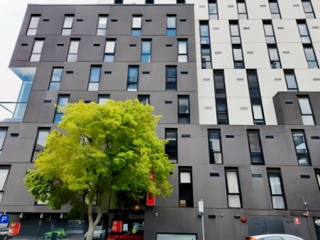 One Bedroom Large with dishwasher &air-conditioner - Photo 5