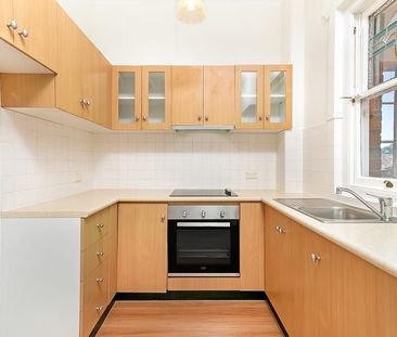 Bright and conveniently located 1 bedroom - Photo 1