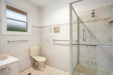 Serenity, warmth, and classic charm - Photo 3