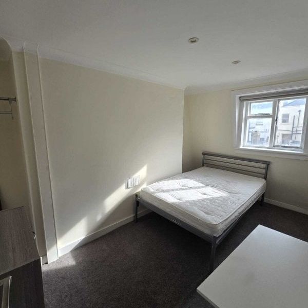 Bedford Square, Brighton - Photo 1