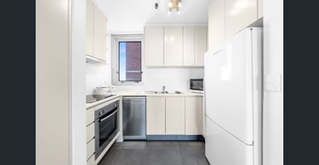 Light-Filled Apartment with District Views and Prime Location - Photo 2