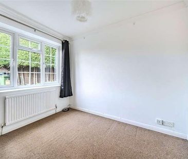 Hollies Avenue, West Byfleet, Surrey, KT14 - Photo 4