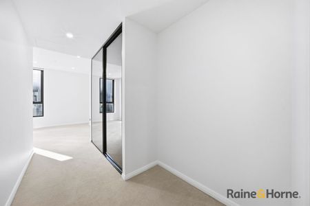 Spacious Two Bedroom Apartment with Secure Parking in Prime Zetland Location - Photo 3