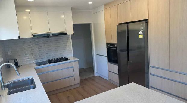 Large Sunny family home - Photo 1