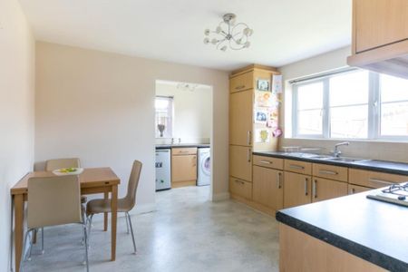 4 bedroom detached house to rent - Photo 2