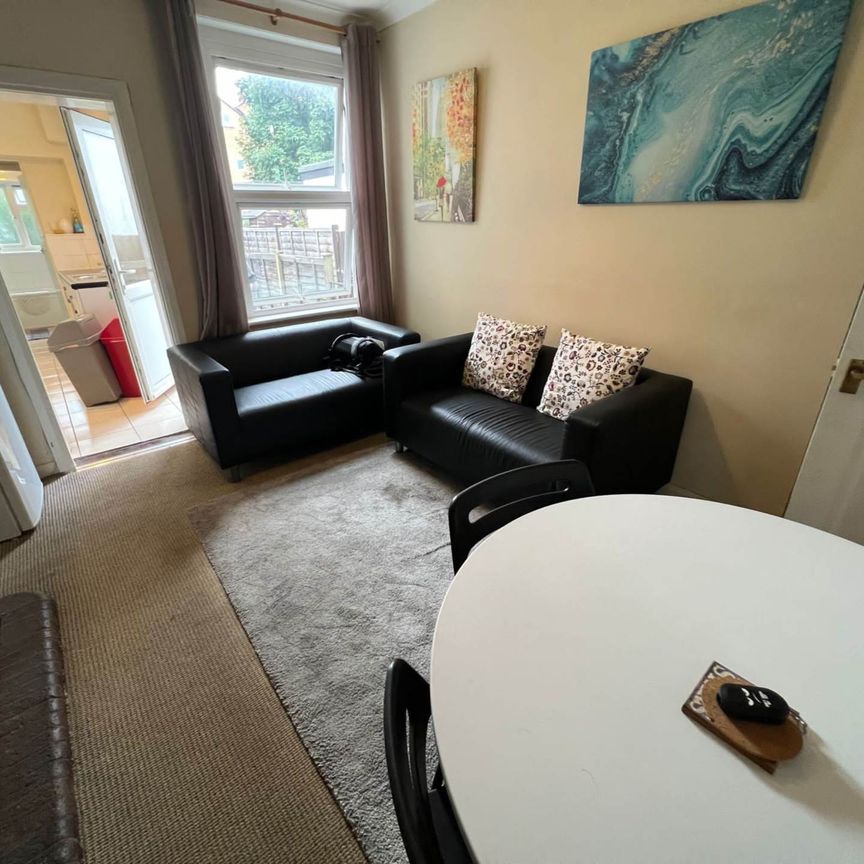 Room 2: 46 George Road, Guildford, GU1 4NR - EN SUITE - Photo 1