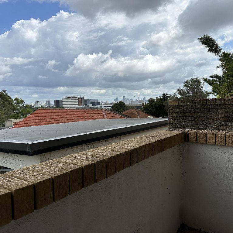 One-bedroom apartment near UNSW with a view of the surrounding district and the scenic Botany Bay. - Photo 1