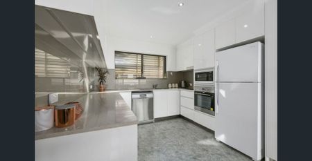 THREE BEDROOM TOWNHOUSE IN SOUGHT AFTER LOCATION - Photo 5