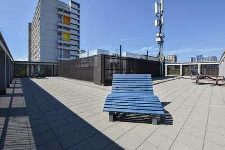 Moderne 2.5 ZWG avec immense terrasse partagée sur le toit - Photo 4
