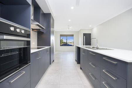 STYLISH AND MODERN FAMILY HOME! - Photo 4